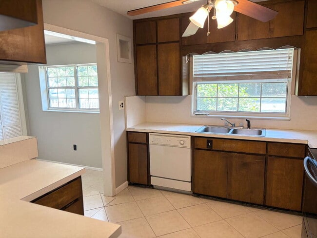 Building Photo - "Coastal Comfort Awaits: Spacious 4-Bed, 3-Bath Home in Fort Walton Beach Haven"