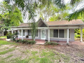 Building Photo - 2/2 Home in College Park with lots of char...