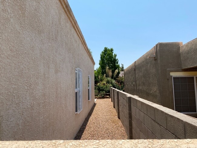 Building Photo - 3 bedroom, 2 bathroom home in NE Heights