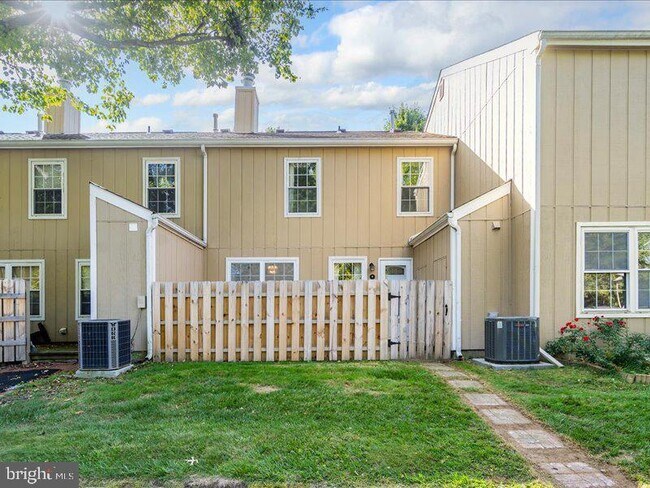 Building Photo - 18 Pond View Dr