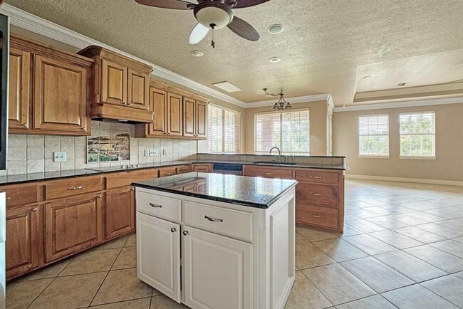 Building Photo - Amazing Home in Desirable Location