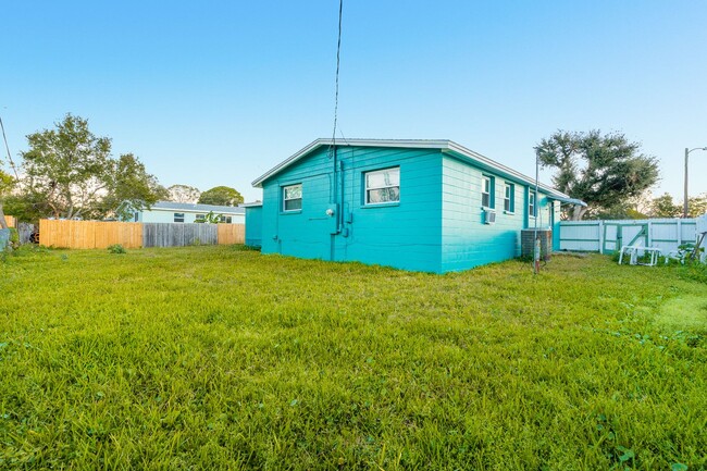 Building Photo - Cozy Home in South Daytona