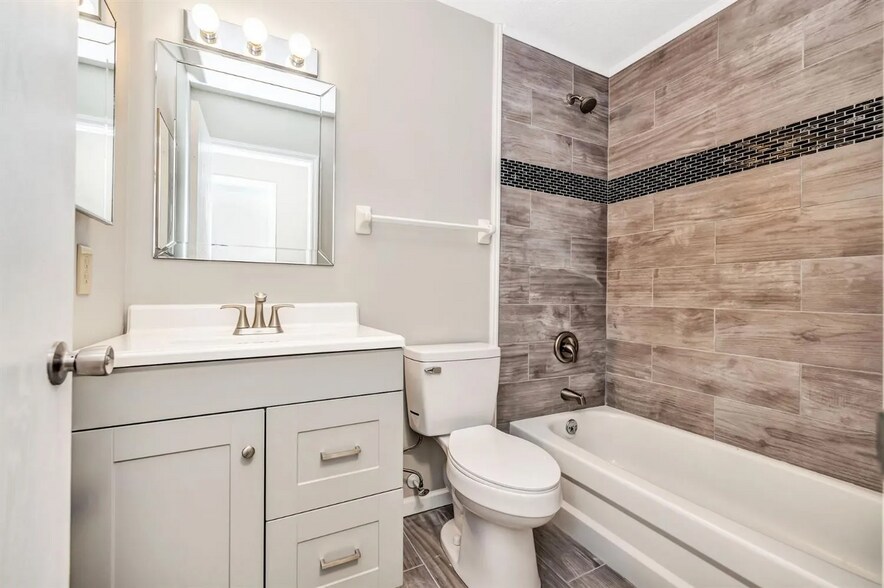 Building Photo - 915 Venetian Ter