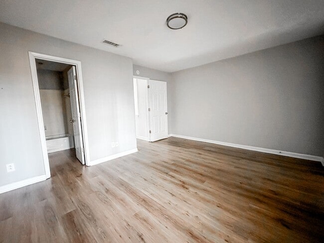 Building Photo - 2 bedroom/2.5 bathroom condo in Gainesville City Limits