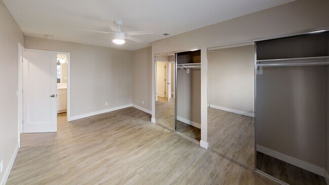 Building Photo - 5BD/3BA, Private Fenced Yard!!