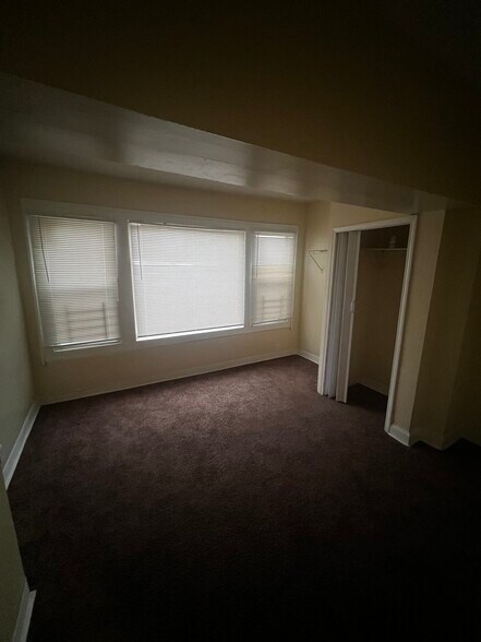 Building Photo - 7219 S Ridgeland Ave