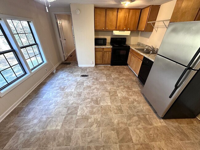 Building Photo - 3 Bedrooms, 2 Bathroom - House in East Rome!