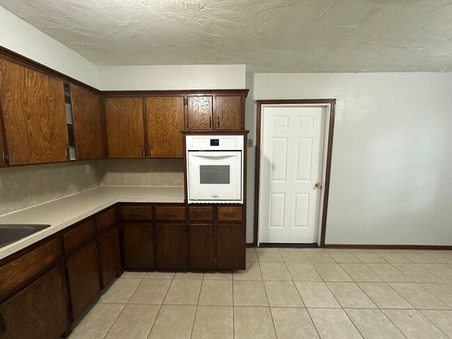 Building Photo - 3 Bed, 1 1/2 Bath, 1 Car Garage
