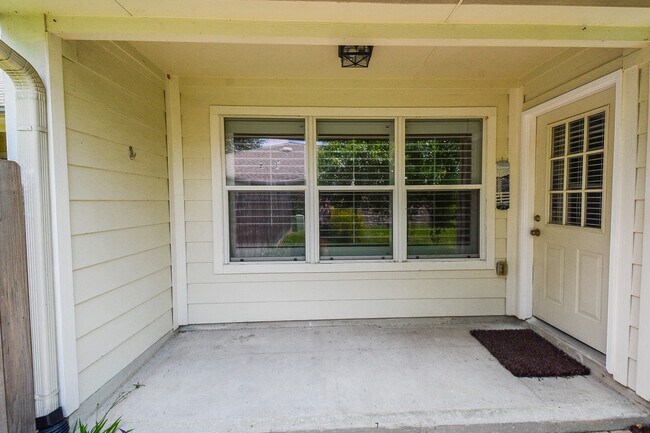 Building Photo - 15975 Cottage Ivy Cir
