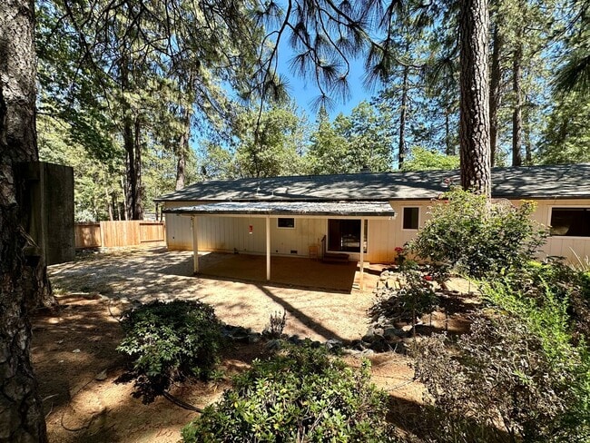 Building Photo - 3 Bedroom 2 Bathroom House in Desirable Al...