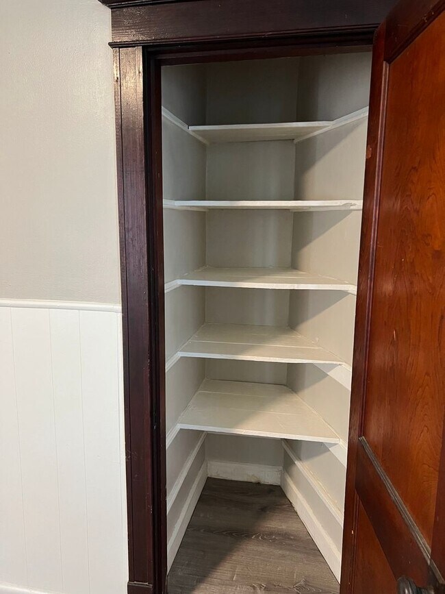 Building Photo - Charming 2nd Floor, 1 bd with new bath. Be...