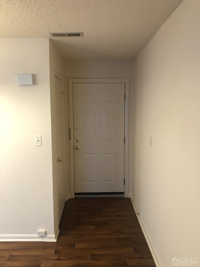 Building Photo - 1019 Ravens Crest Dr