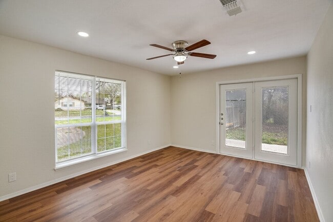 Building Photo - 2103 Pompton Dr