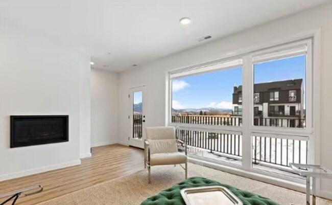 Building Photo - MODERN 3 BEDROOM 3 BATH NEAR CAMPUS