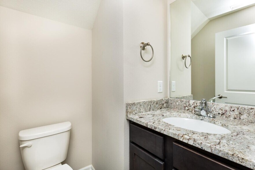 Building Photo - 923 SE 10th Ln