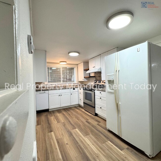 Building Photo - Beautiful remodeled 3 bed 1.5 bath with de...