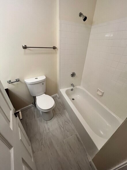 Building Photo - 18 Bow St