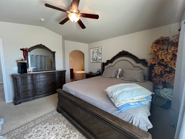 Building Photo - 4 Bedroom Home close to Peterson SFB