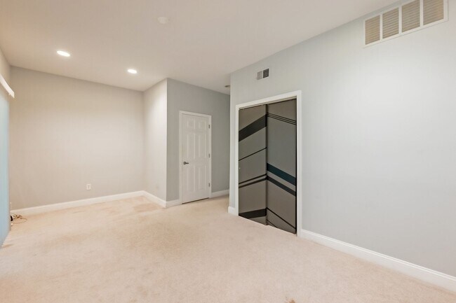 Building Photo - Great 3br 2.5 Bath Townhome in Rockville MD