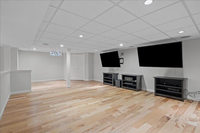 Building Photo - Spacious 4 Bedroom 4.5 Bath Rental in London Woods!