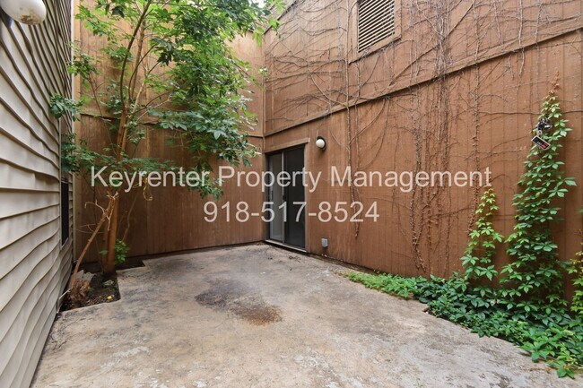 Building Photo - 6506/6508 E 90th St Duplex