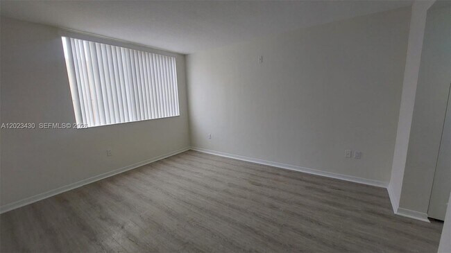 Building Photo - 2642 Collins Ave