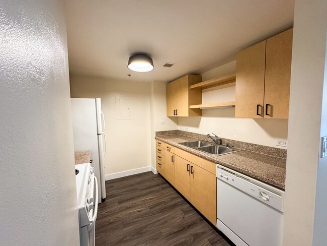Building Photo - Little Italy Updated Townhome Style 2Bed 2...