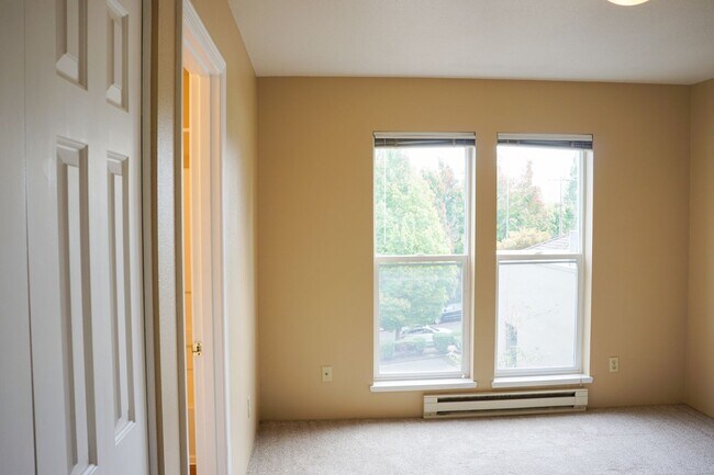 Building Photo - Top Floor 2 Bed 2 Bath with Vaulted Ceilin...