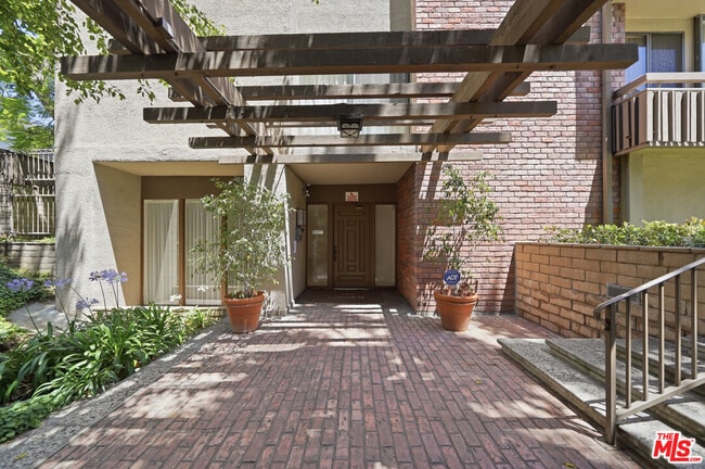 Building Photo - 141 S Linden Dr