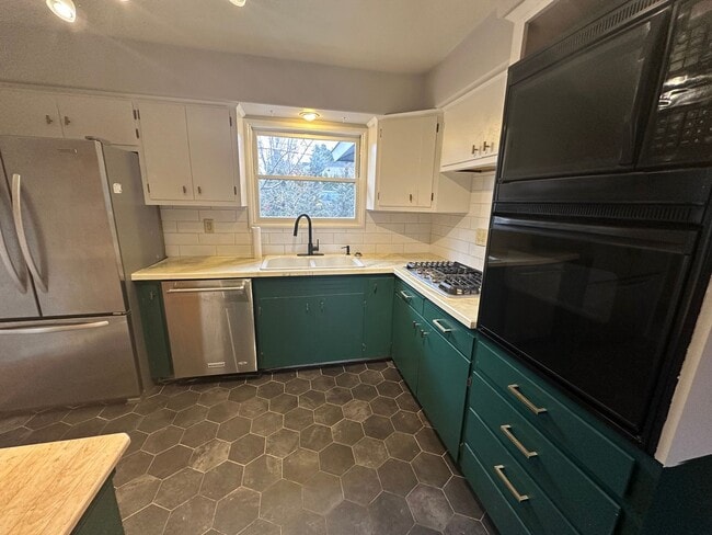 Building Photo - MIDTOWN 3 Bdrm House, All Appliances incl ...