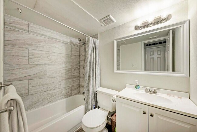 Building Photo - WASHER / DRYER, WOOD FLOORS OPEN LIVING LAYOUT !!