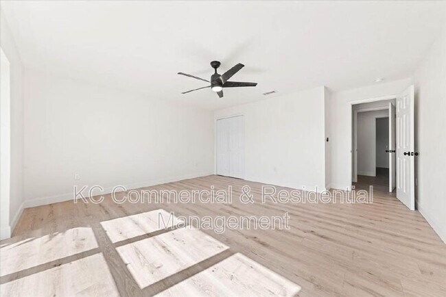 Building Photo - 484 Greenway Ave