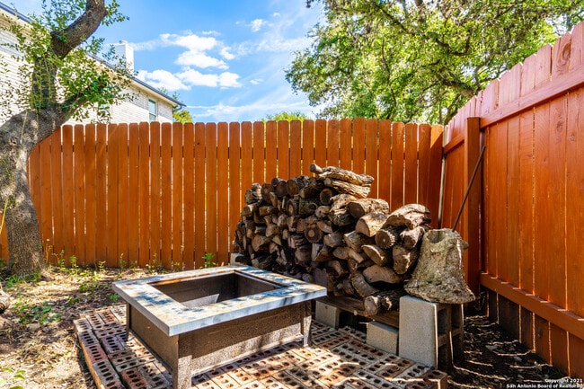 Building Photo - 9614 Fern Crest