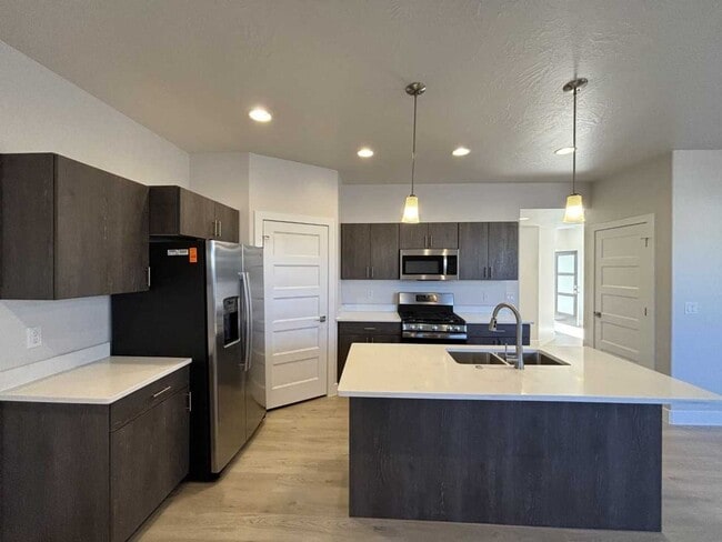 Building Photo - Beautiful Crimson Park Townhome!