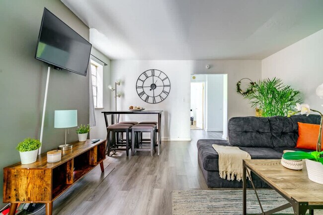 Building Photo - 605 Dennison Ave