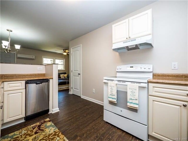 Building Photo - 305 S Spargo St