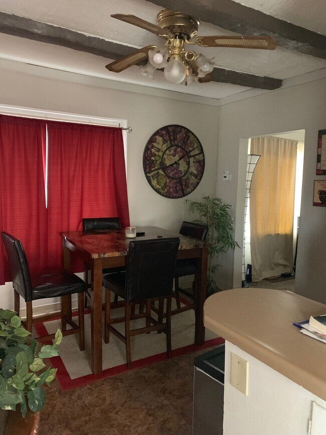 Building Photo - Spacious 3 Bedroom 1 Bath house in Crystal!