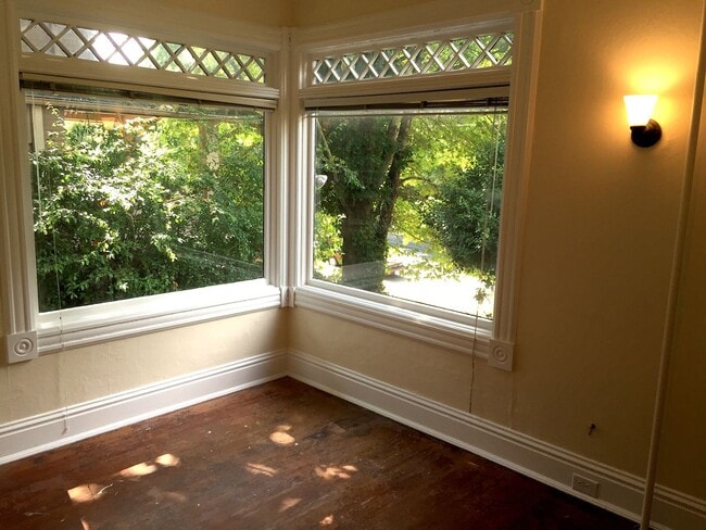 Building Photo - 910 N Garden St