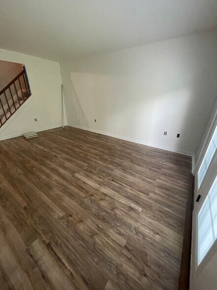 Living Room - 106 Fawn Rdg N