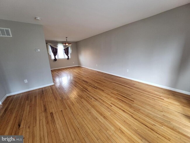 Building Photo - 208 Pelham Rd S