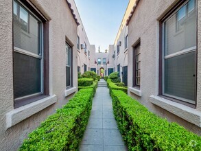 Building Photo - UPPER UNIT DELIGHT! 1BD IN KTOWN WITH IN-U...