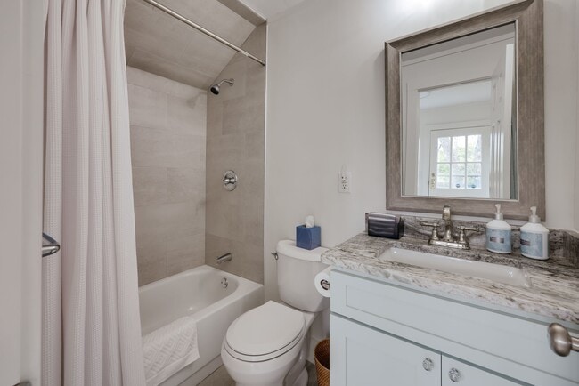 Building Photo - 150 Hall St