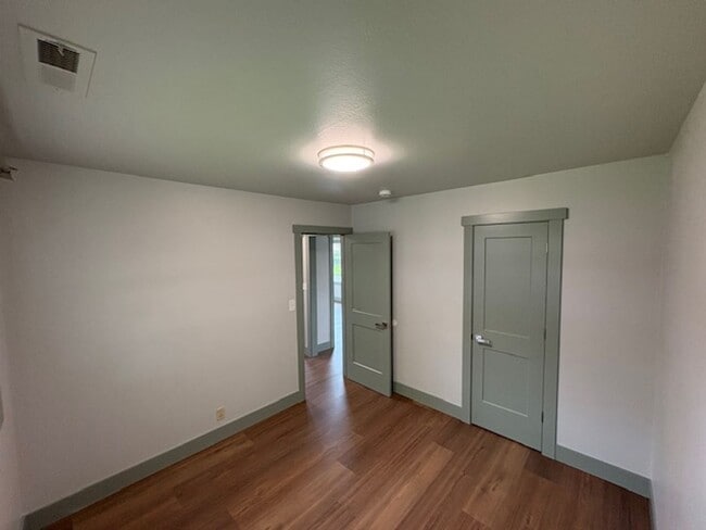 Building Photo - 2-bedroom/2-bath single family home