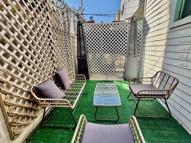 Building Photo - SPACIOUS & MODERN 3 BED/2.5 BA HOUSE w/ AC-Inlaid HARDWOOD Flooring-WASHER/DRYER & Rear PATIO in ...