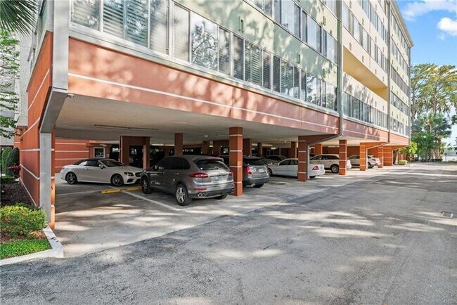 Building Photo - Executive Lakefront Living – 3 Bed, 2.5 Ba...