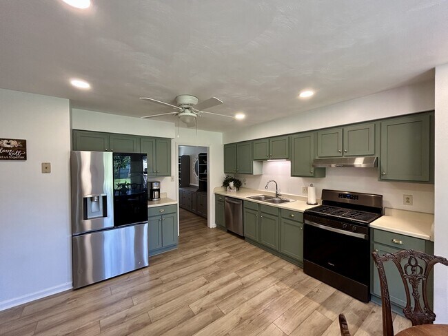 Building Photo - 1701 Everest Cir