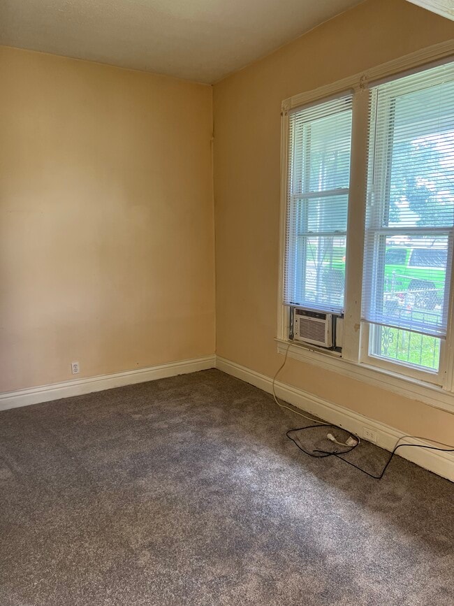 Building Photo - 544 Longfield Ave