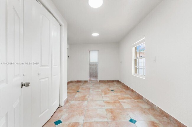 Building Photo - 2385 SW 17th St