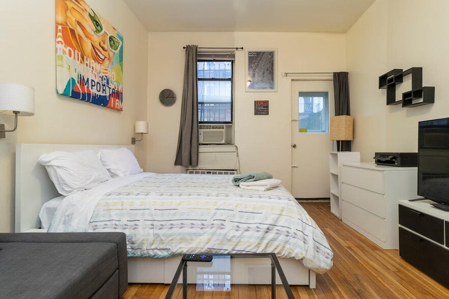 Building Photo - 1540-1552 1st Avenue-SI ID1032061P