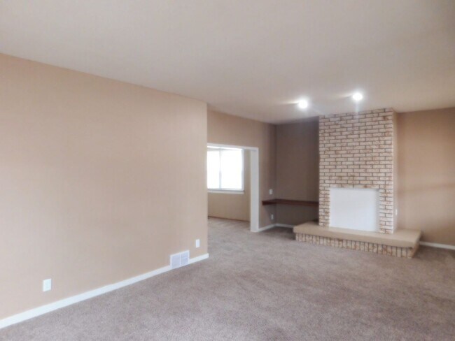 Building Photo - 4 Bedroom Home in El Dorado minutes from Down Town!